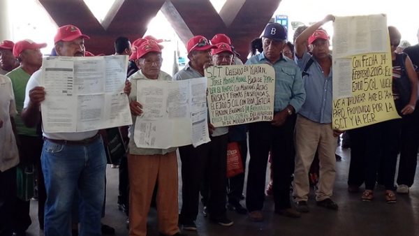 Ejidatarios de Cinco Colonias bloquean aeropuerto de Mérida