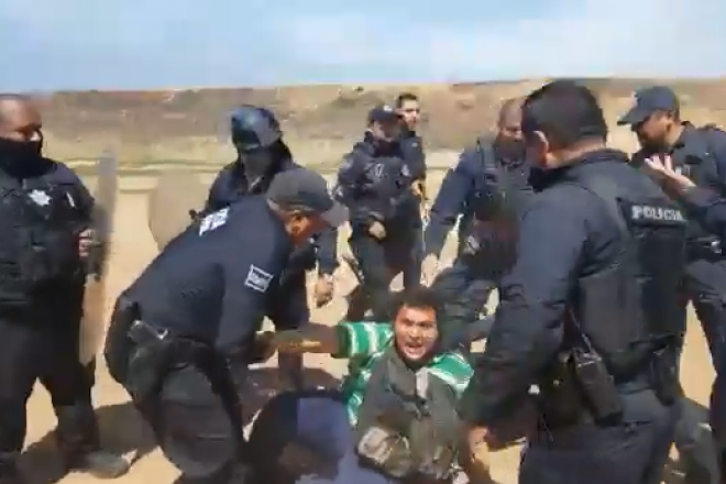 Policías municipales agreden y dañan equipo de trabajo a reportero de La Jornada BC