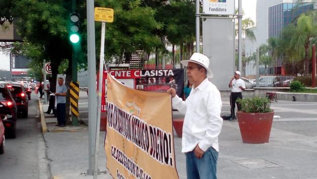 Protestan en festejo del Día del Maestro por servicios médicos (Nuevo León)
