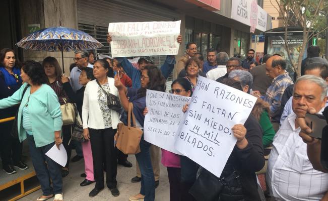 Protestan jubilados del ISSSTE (San Luis Potosí)