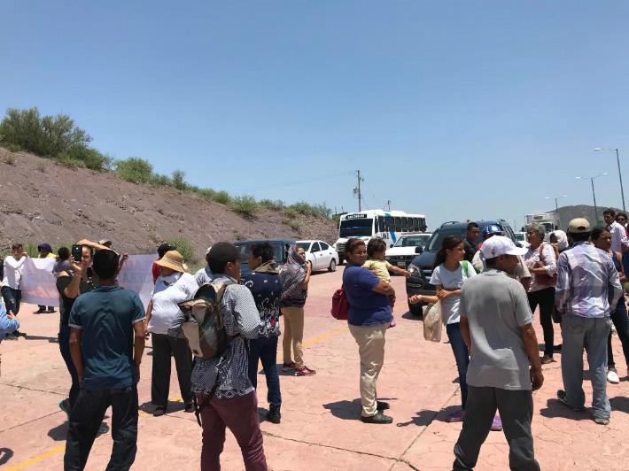 Cientos de personas cierran accesos a San Carlos en protesta por jóvenes desaparecidos (Sonora)