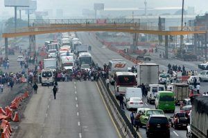 Bloquean la México-Puebla para exigir agua (Estado de México)
