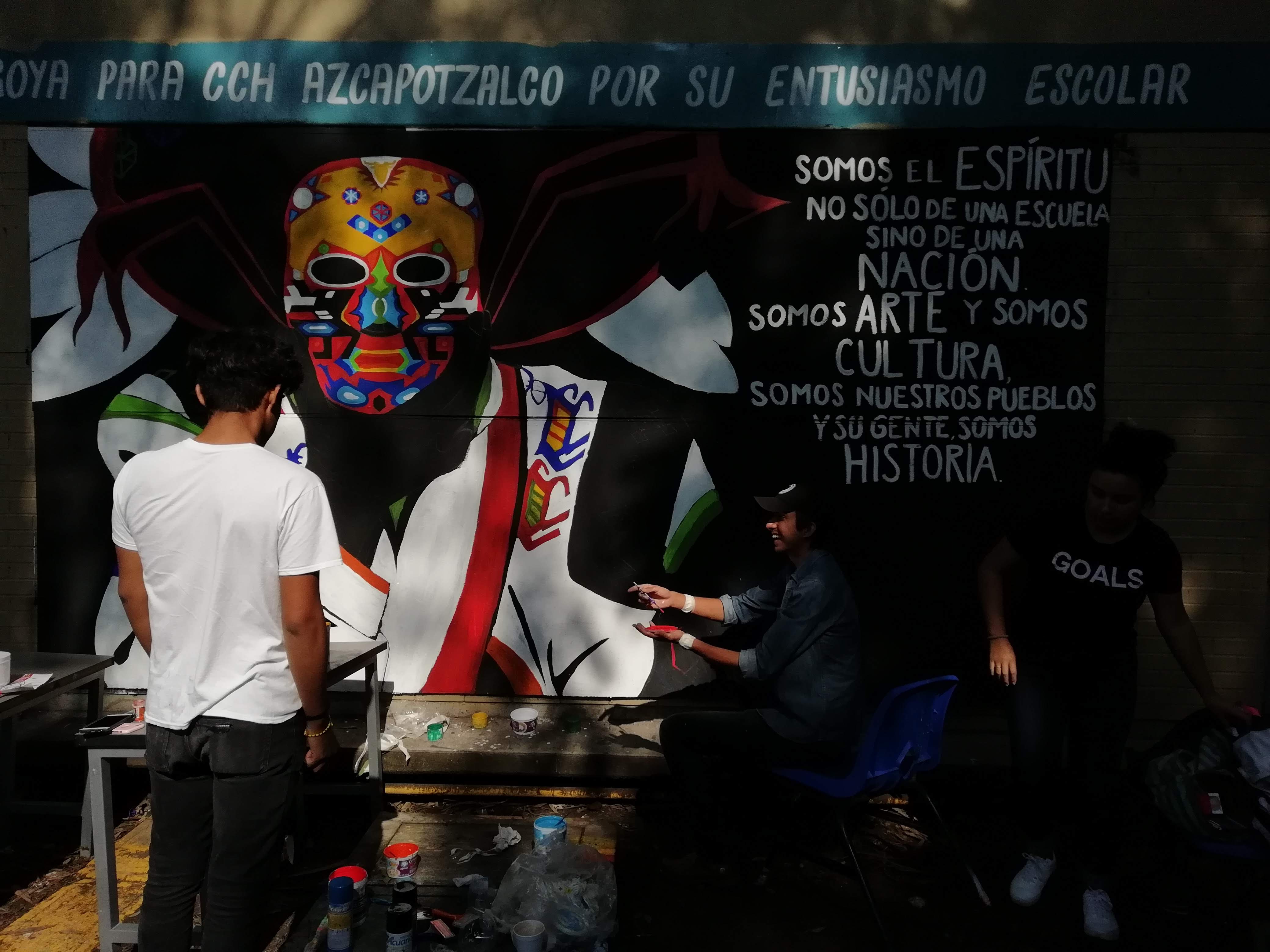 En la mañana los estudiantes del CCH Azcapo pintan sus muros con rebeldía; en la tarde los porros lanzan bombas molotov y petardos.