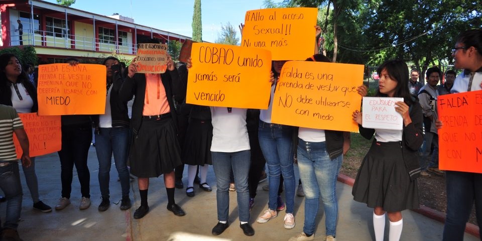 Alumnos con faldas y alumnas con pantalones denuncian acoso sexual en el Cobao de Cuilapan (Oaxaca)
