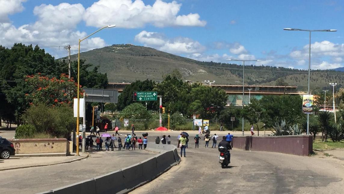 Más de 8 horas de bloqueo en Oaxaca; padres exigen construcción tras sismo de 2017