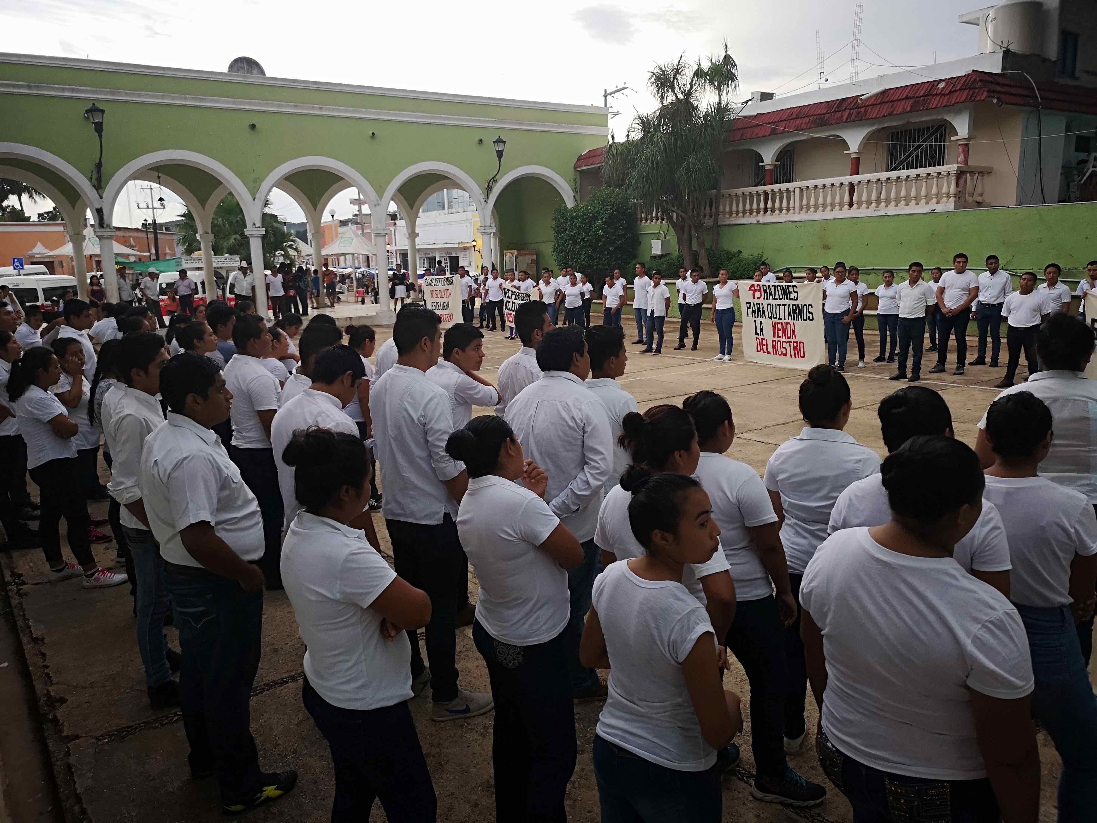 Protestan y toman escuela estudiantes de la Normal Rural de Hecelchakán (Campeche)