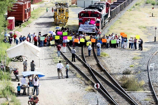 Bloquean vías en protesta por despidos en Ferromex (Zacatecas)