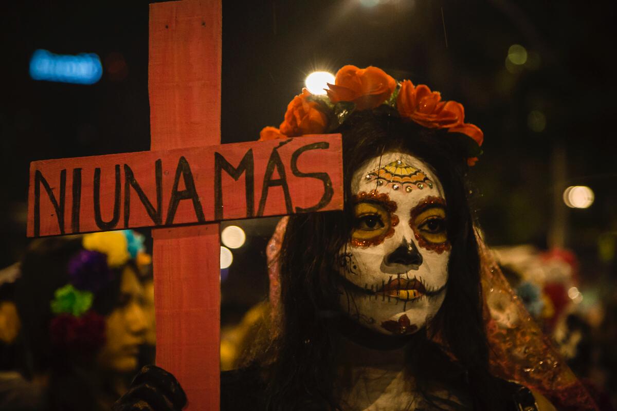 En la CDMX Catrinas marchan contra feminicidios