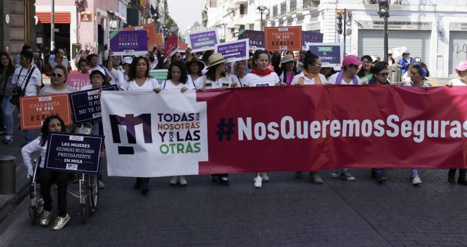 Mujeres marchan en Puebla para exigir alto a la violencia en su contra