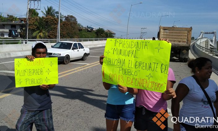 Bloquean vecinos la carretera Acapulco-Pinotepa por falta de agua (Guerrero)