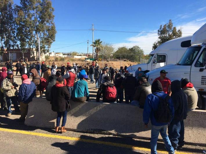 Vuelven a bloquear transportistas caseta del Recinto Fiscal (Nogales, Sonora)