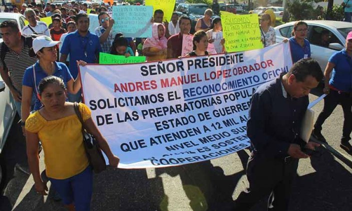 Marchan en la Costera profesores de preparatorias populares de Guerrero