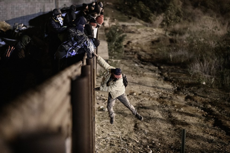 Migrantes que llegaron a BC sin Caravana son asaltados por bandas y autoridades mexicanas, denuncian hondureños (Baja California)