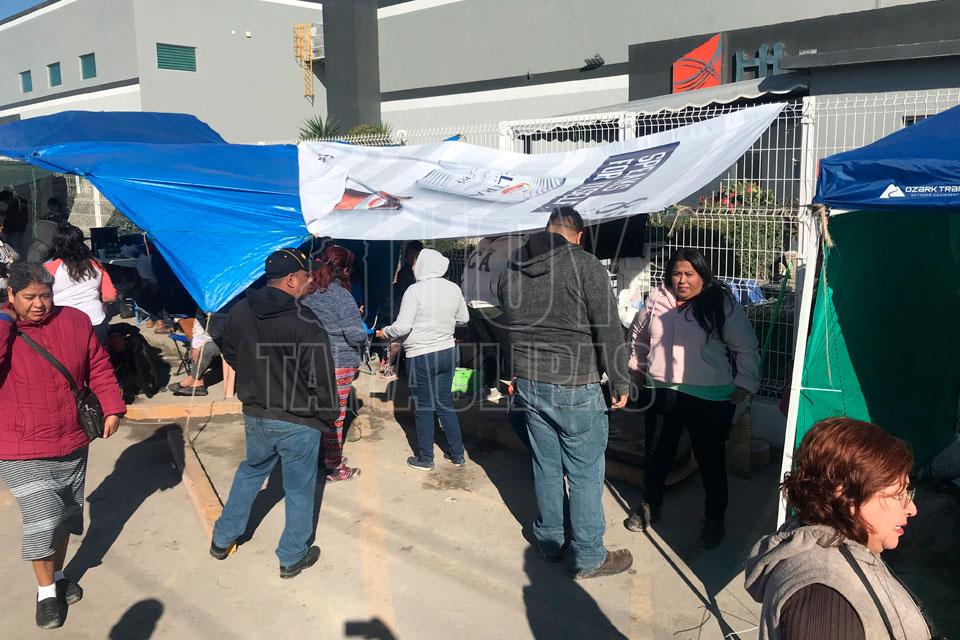 Siguen afuera de empresas obreros de Matamoros que aún no firman contrato (Tamaulipas)