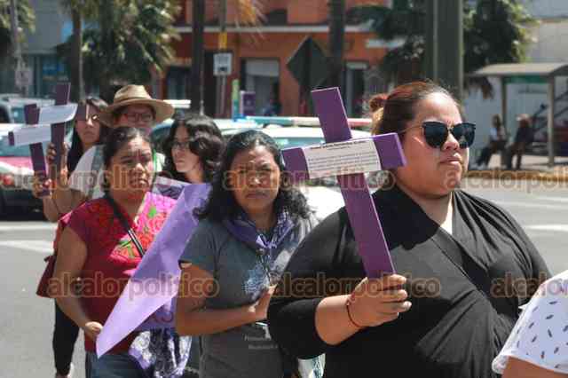 Salen a las calles de Orizaba para recriminar feminicidios en Veracruz