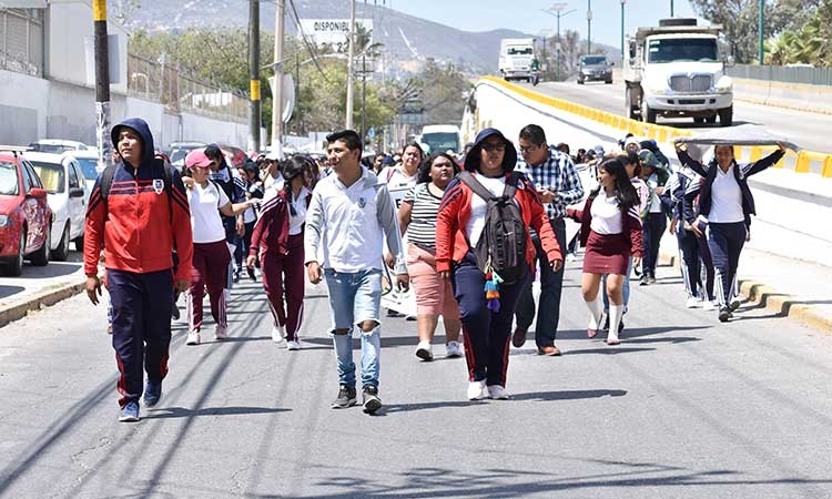 Marchan poco más de 200 normalistas del Funpeg por calles de Chilpancingo (Guerrero)