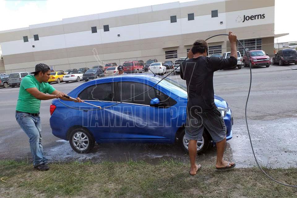 Obreros de Matamoros en paro lavan carros para sobrevivir (Tamaulipas)