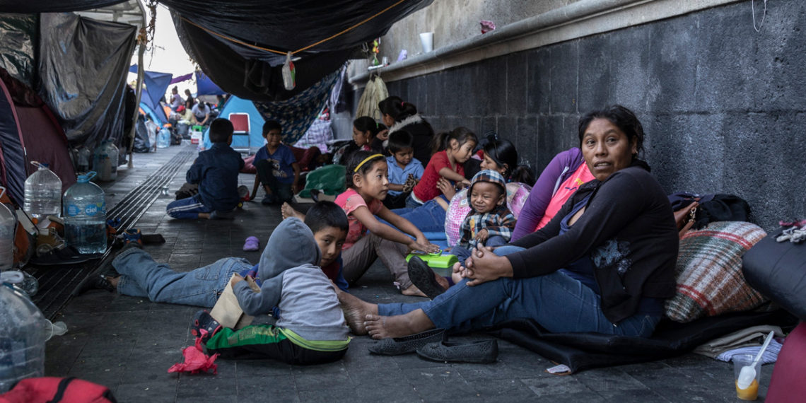Los desplazados de Guerrero que acampan frente al despacho del presidente
