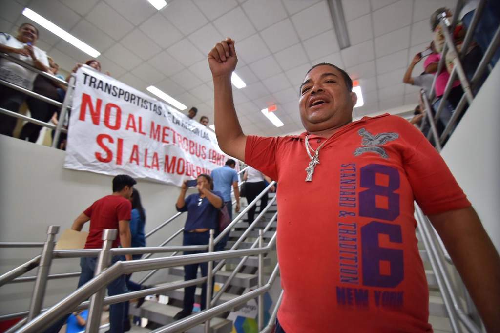 Se manifiestan contra Metrobús en Gómez Palacio (Durango)