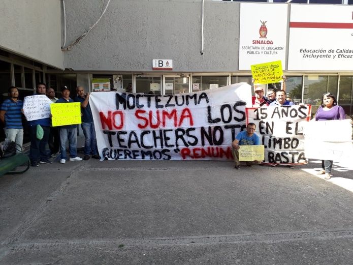 Maestros de inglés protestan por meses sin pago frente a Sepyc (Sinaloa)