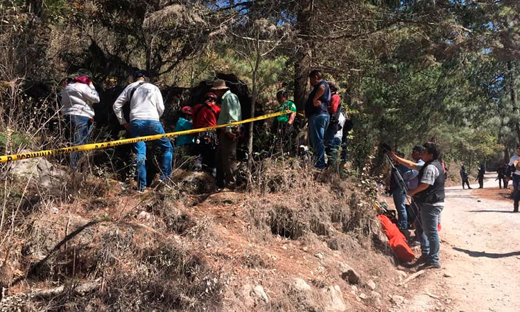 Mamás de desaparecidos hallaron así restos en cueva de Guerrero