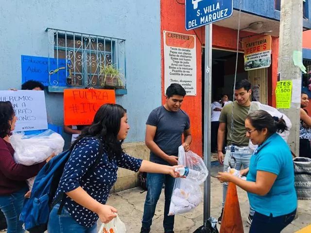 Estudiantes del ITO continúan su lucha; ahora regalan comida en el IMSS de Oaxaca
