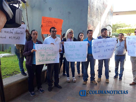 Docentes de EMSAD realizan manifestación para exigir sus pagos atrasados (Colima)