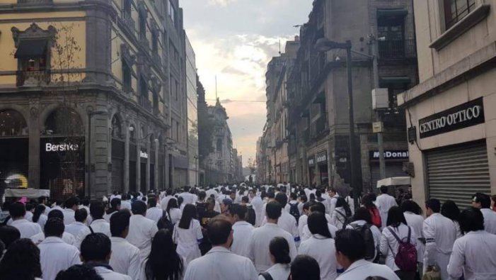 Marchan médicos residentes para exigir el pago de sus salarios (Ciudad de México)
