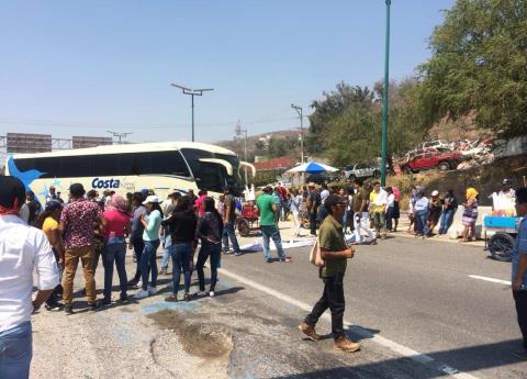 Activistas bloquean la autopista del Sol; piden aparición del líder comunitario (Guerrero)