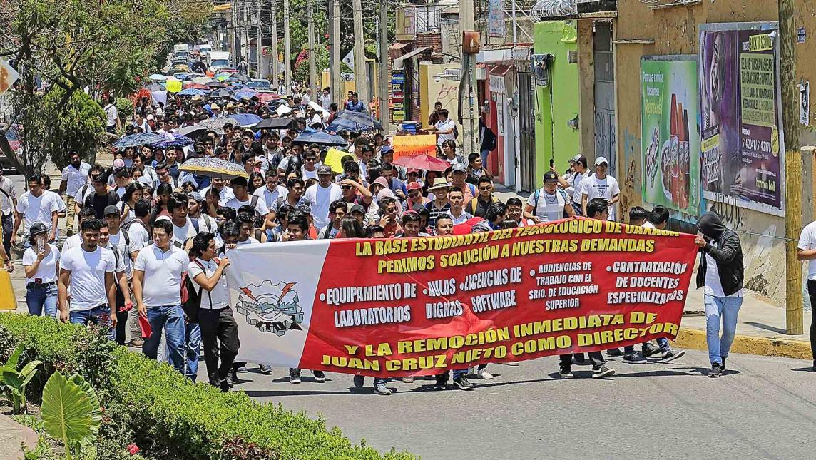 Marcha ejemplar de alumnos del ITO en Oaxaca