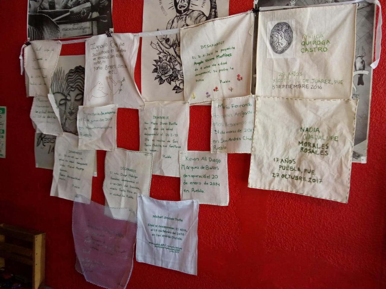 Madres bordan mural con nombre de desaparecidos (Puebla)