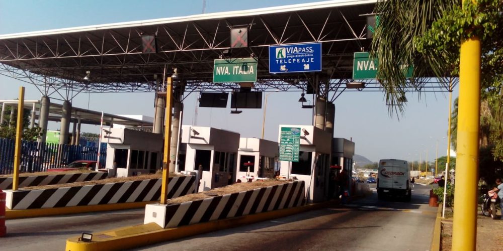 CNTE libera casetas de peaje en autopista Siglo XXI (Michoacán)