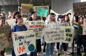 Protesta colectivo “Yo Respiro Monterrey” para exigir acciones contra la contaminación (Nuevo León)