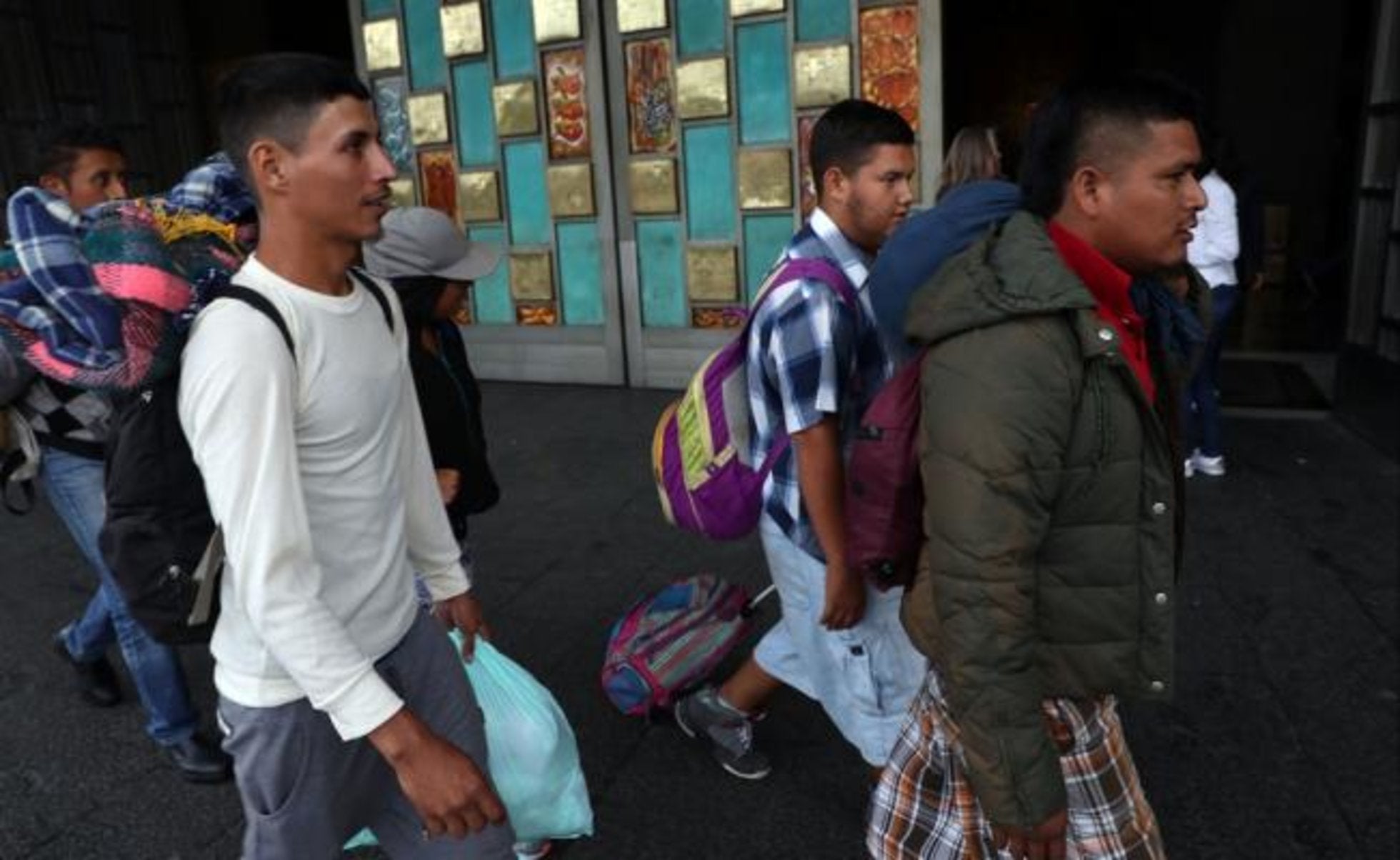Rescatan a 49 migrantes transportados en camioneta por Veracruz