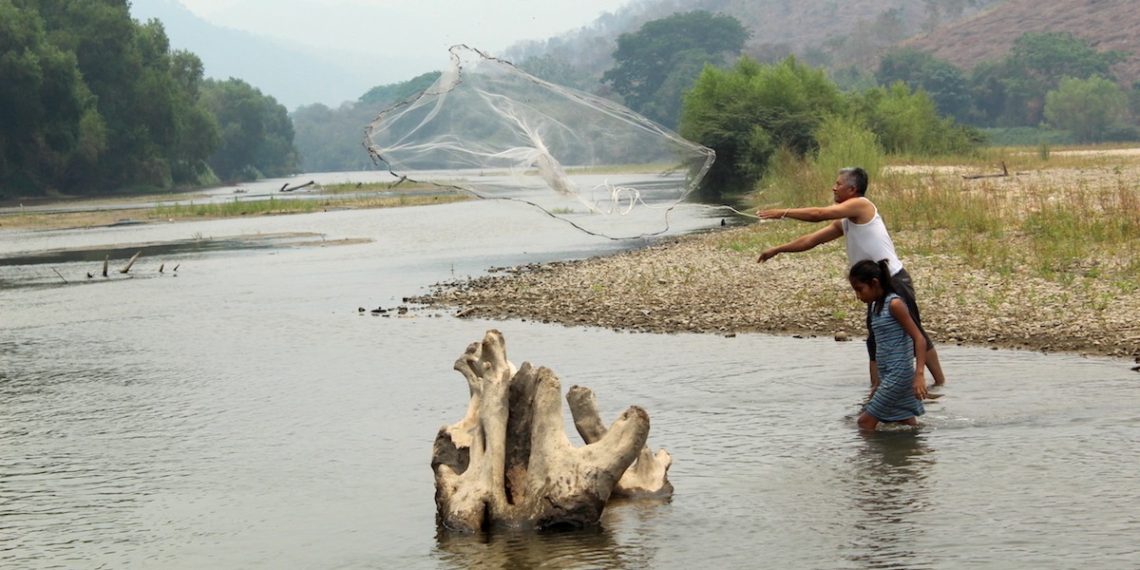 Familias priistas saquean río en Costa Chica de Guerrero