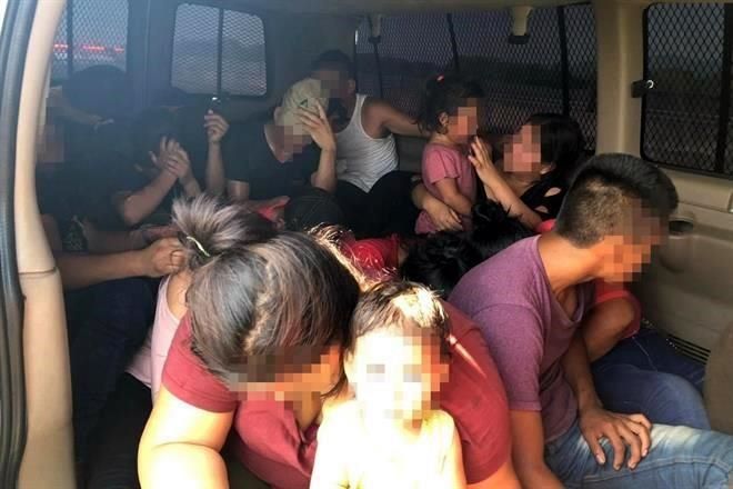 Caen 25 migrantes en vehículo clonado del INM en Veracruz