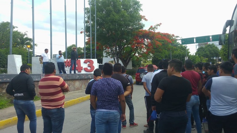 Con un mitin reprochan normalistas la falta de resultados en investigación del Caso Ayotzinapa