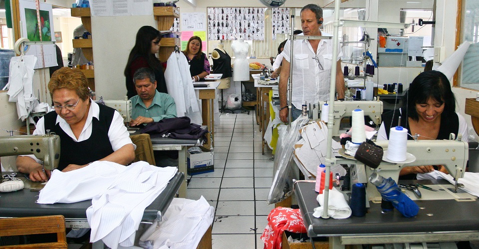 Maquiladoras trabajan largas jornadas, padecen malestares físicos y falta de prestaciones (Oaxaca)