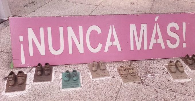 Roban zapatos de bronce colocados por los padres de la Guardería ABC en el Antimonumento (Ciudad de México)