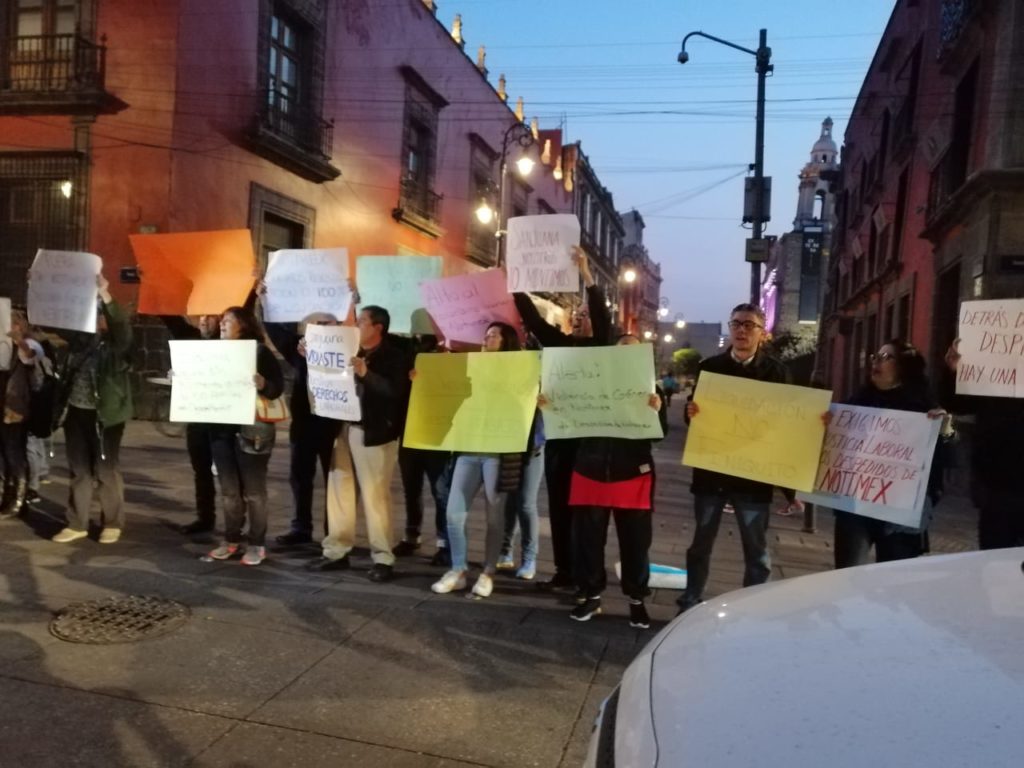 Trabajadores despedidos de Notimex se manifiestan en Palacio Nacional