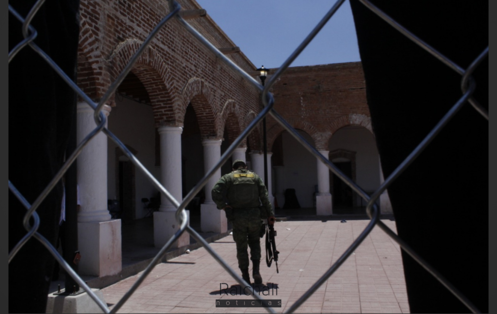 Hacinados y privados de su libertad por la Guardia Nacional, así viven los migrantes en albergue de Jiménez (Chihuahua)