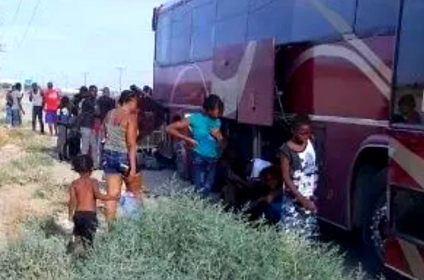 Quedan varados 49 migrantes afroamericanos en carretera SLRC-Mexicali (Baja California)