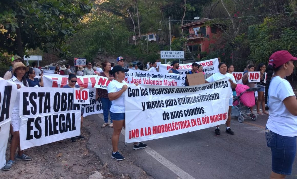 Bloquean habitantes de Puerto Vallarta la Carretera Federal 200  contra Hidroeléctrica (Jalisco)