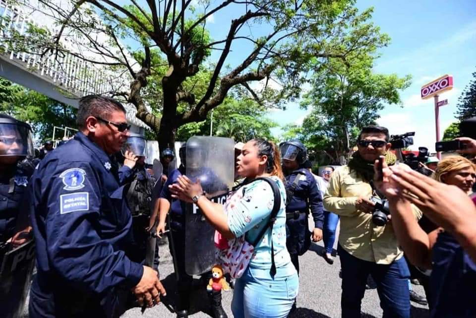 Antimotines desalojan con violencia a madres de “rechazados” en la UJAT (Tabasco)