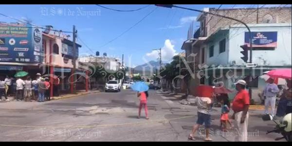 Vecinos bloquean avenida Victoria de Tepic por falta de agua potable (Nayarit)