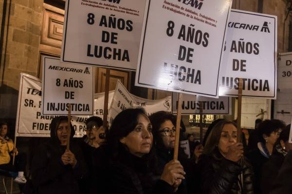Ex trabajadores de Mexicana protestan en Palacio Nacional