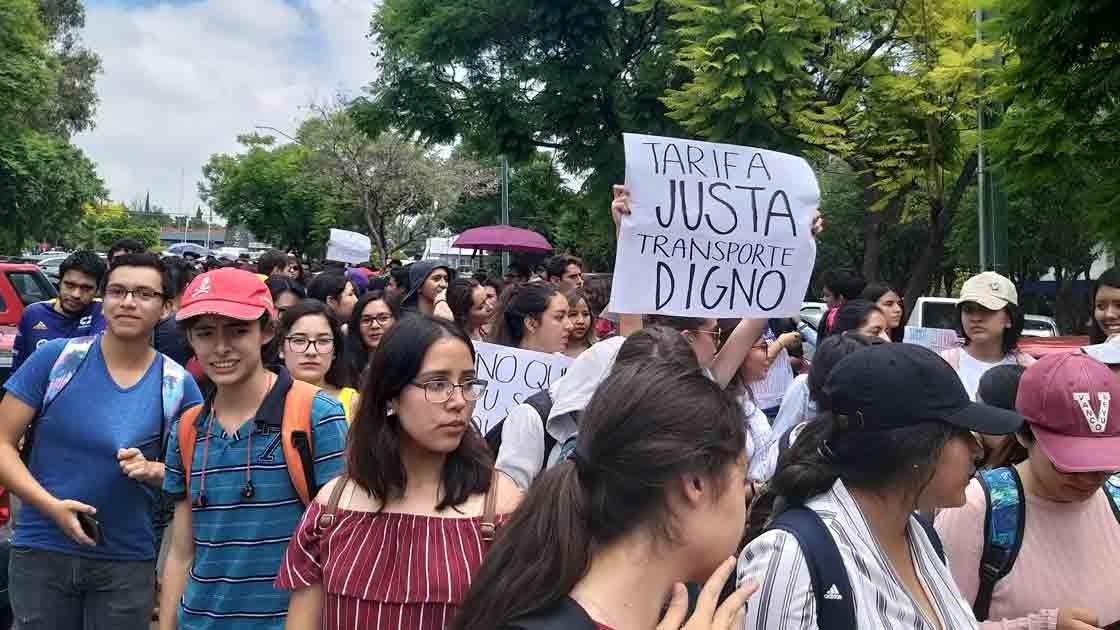 Universitarios se manifiestan en Querétaro contra tarifas de transporte