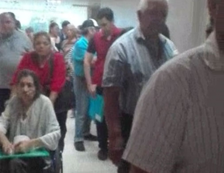 Hasta tres horas hacen fila por un medicamento en el ISSSTE (Sinaloa)