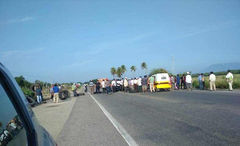 Asamblea de pueblo de San Dionisio del Mar bloquean carretera federal 190 (Oaxaca)