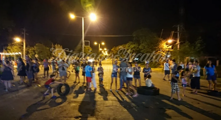 Vecinos cierran circulación como protesta por servicio de la CFE (Yucatán)
